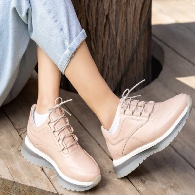 استایل اسپرت یا کلاسیک؟ با کتانی زنانه هر استایلی که می‌خواهید بسازید!